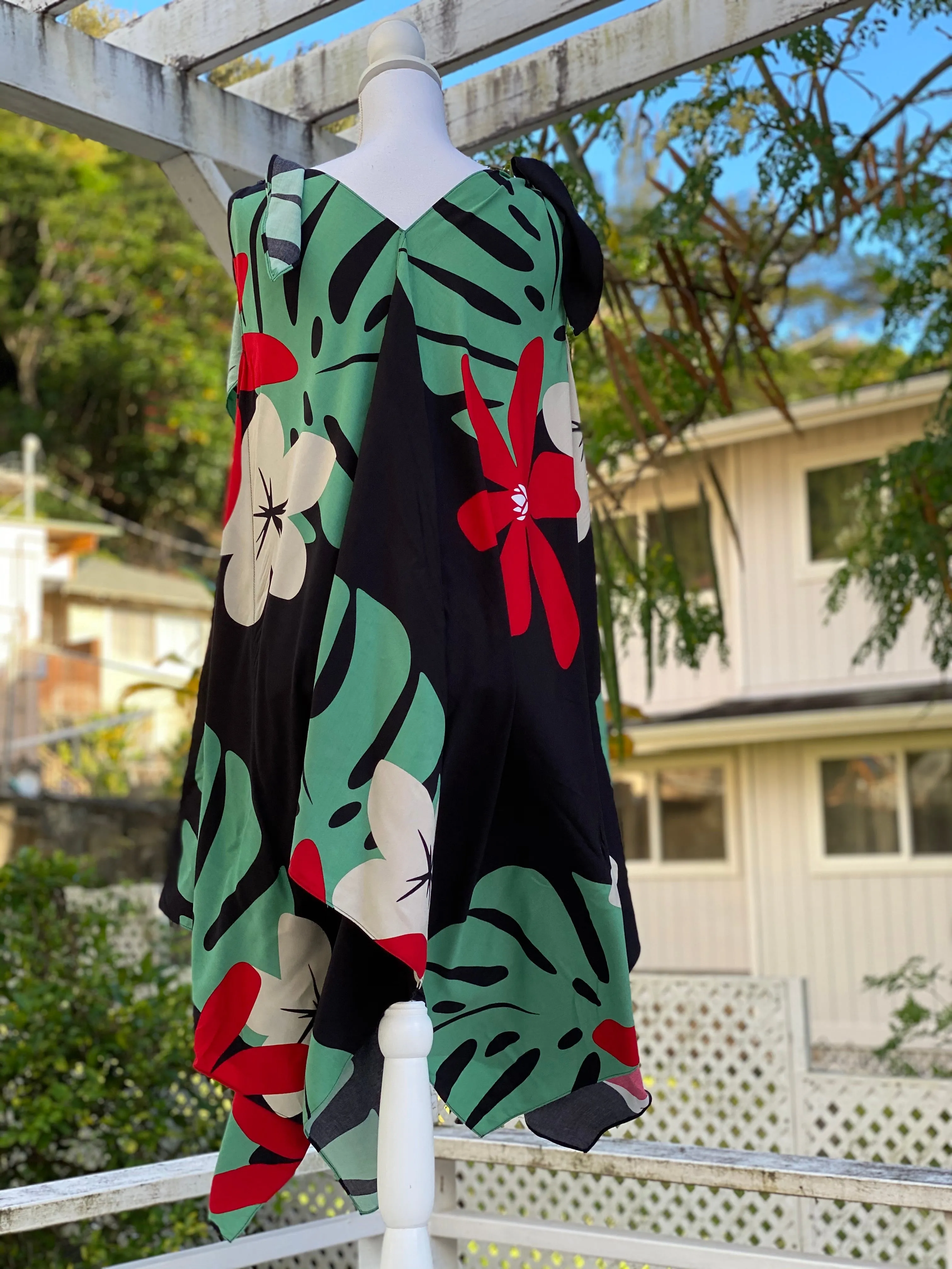 Cora Spearman Hawaii WOMENS Mod Aloha Black Handkerchief Dress
