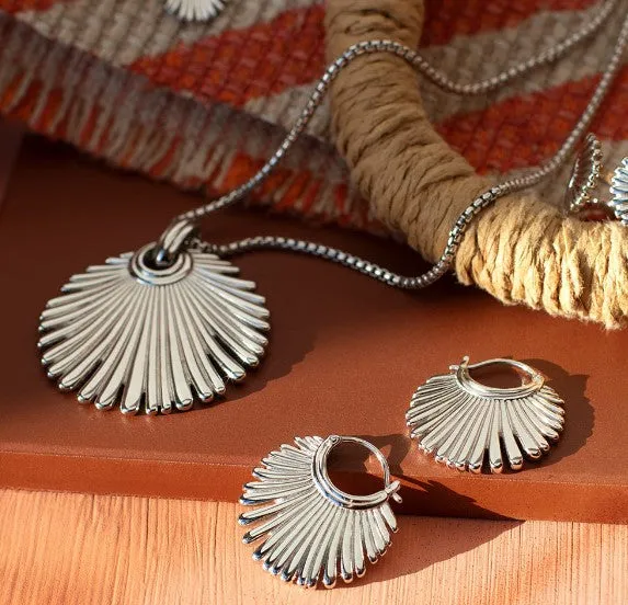 Essence Radiance Grande Fan Toggle Slider Necklace