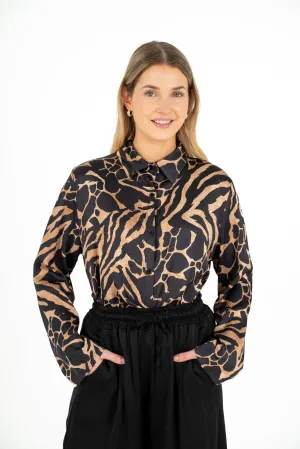 M Made in Italy – Printed Button-Down Dress Shirt With Scooped Hi/Low Hemline – Black Wild Animal